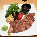 沼津海いち - あしたか牛のステーキ（100g）2280円。