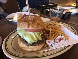 Kaka'ako Dining & Cafe  - バーガー