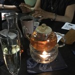 中国精進料理 凛林 - 美しく揺らめいているジャスミンティの炎がテーブルを華やかにしてくれていた