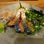 Hakata Motsunabe Maedaya - ゴマサバ９８０円。
                        
                        対馬産のマサバを使ったプリプリ食感のゴマサバ、先ずはこれを食べながらもつ鍋の出来上がりを待ちました。