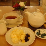 アフタヌーンティー ティールーム - ミルクティとマンゴーとパッションフルーツショートケーキ