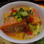 ビストロ アオキ - アンコウと天然鯛のベーコン包み　サフランソース