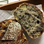 パンやきどころ RIKI - 黒ごまたっぷりの生地に、鳴門金時と栗