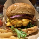 コナズ珈琲 - 迫力のBBQベーコンチーズバーガー