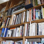 Tsubame Kohi - イートインスペースにある書棚