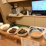 千代娘 - カウンターには美味しそうなおばんざいばズラリ