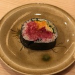 鮨 たかはし - 大トロ剥き身をウニの太巻き