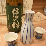 千代娘 - お店からのサービスで頂いた純米酒「信濃錦」をお隣のお客さんとご一緒に頂きます。