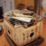 ばんから - 2011/9 ハタハタの炙り焼き
      テーブルに七輪が出てきて、自分で焼いて食べます。店じゅうにいい香りが漂います。