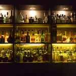 バー マニフィック - 右手の棚にも洋酒がズラリ