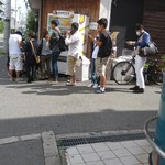 讃岐うどん 白庵 - 20人ほどの列をなした