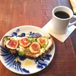 ブリコラージュ ブレッド アンド カンパニー ダイニング・カフェ - モーニングでリピート♡ 国産フレッシュイチジク、ゴルゴンゾーラ、愛媛県佐多岬の蜂蜜ブリコラージュブレッドタルティーヌ。20181014 本日のコーヒーはケニアの豆、ブラックベリーの風味。