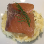 Lien - 前菜盛り合わせのスモークサーモン・オンザポテサラ