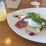 ハワイアンリゾートカフェ レオラ - とろとろ卵のエッグベネティクト