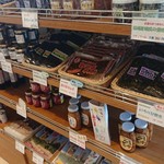 いなぎ発信基地 ペアテラス - 商品棚には地元密着の品物が所狭しと並ぶ①