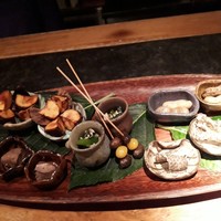 大どころ - [前菜盛り合わせ]
                熊本産の利平栗を挙げたもの
                銀杏とむかご
                塩茹で落花生
                エボ鯛の肝の煮付け
                あらの皮煎餅
                つるむらさきと椎茸のお浸し
