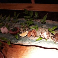 大どころ - [お刺身]
                  天然鯛
                  だるま鯛(生)
                  すま鰹
                  あら
                  だるま鯛(炙り)
                  北海道産秋刀魚肝ソース
                  炙りにはすだちをかけたり。