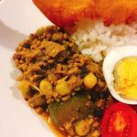 居酒屋 巧 - 発芽青えんどう豆と胡瓜の花椒のキーマカレー  アップ
