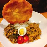 居酒屋 巧 - 発芽青えんどう豆と胡瓜の花椒のキーマカレー(左)とカボチャとひよこ豆のカレー(右)の二種盛り