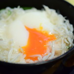 秋本 - 【鎌倉づくし@税込2,484円】ミニしらす丼：温玉に端をいれると……。