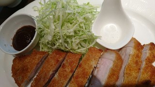 KITCHEN BY ITO STYLE - 美味しかった豚カツ☆☆☆海藻で育てた 愛知県のあっさりヘルシー秀麗豚を 厚切りにして 粗めパン粉で さっくり揚げてます