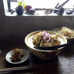 サーカス - 茹で鶏のフォー（小鉢、漬物付き）、鶏スープとしょうがの炊き込みご飯