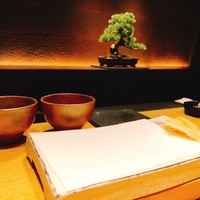 中目黒いぐち 上ル - カウンターと盆栽