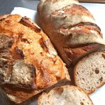 ブリコラージュ ブレッド アンド カンパニー - コンプレパンとセーグルパン、それぞれの断面。