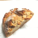 ブリコラージュ ブレッド アンド カンパニー - ゴルゴンゾーラとクルミと栗のセーグルパン。夜はこれで、赤ワインいただきました。栗がほくほく♪　クルミさくさく、ゴルゴンゾーラの風味もおいしかったです☆＼(^-^)／