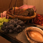 イセエビ、オマールエビ、国産特大黒鮑、シャインマスカット、ピオーネ。