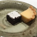 レストラン ナンペイダイ - プティフールはガトーショコラとチーズケーキ 
