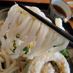 Shourakusha - 手包丁切りっぽく、縮れ麺で、捩れも入って断面はｴｯｼﾞの無いｲﾋﾞﾂな形