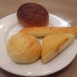 ブレッドガーデン - パン1皿目(和風チャパタ、チーズロング、シュガーロール、ホテルロール）