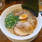 ごろう商店 - 豚骨醤油ラーメン 600円