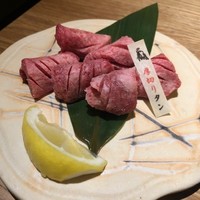 炭火焼肉 牛仁 一番町本店 - 厚切り牛タン
