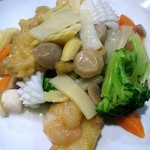 Jantaikou - 海鮮ブロッコリーの塩味炒め
      白身魚のフライも入っていて、予想以上にボリューム満点