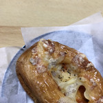 ハナ ベーカリー - トマトとチーズ140円(税抜)