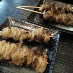 Izakaya Chio - 皮の塩（手前）とたれ串