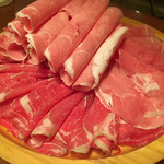 小尾羊　蒙古火鍋 - ラム肉と牛肉。もう少し厚いとうれしいな