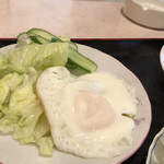 Yakata - サラダと目玉焼き