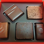 ピエール・エルメ・パリ - 5個詰合わせ“ラビラント”(オマージュ、モガドール、パイネイラス、アンフィニマン ヴァニーユ、ドルツェッツァ) 2268円