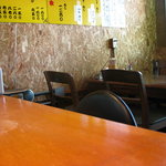 元祖　ふじっこラーメン - カウンター8席とテーブル4人×2
