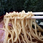 麺家 歩輝勇 - 家系の中ではかなりの細麺。歯応えあり。