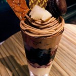 リンツ ショコラ カフェ - モンブランパフェ。中央のカシスソースの酸味がベストマッチ！大変おいっしく最後まで飽きることなくいただきました。