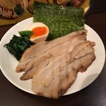 しゅういち - チャーシュー、味玉、ほうれん草、海苔