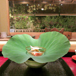 大文字屋　龍田川 - 2.蓮の葉の上下に料理