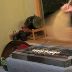 大文字屋　龍田川 - 炭火焼きはカウンター前で