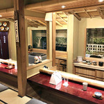大文字屋　龍田川 - カウンターのほか個室や大広間も