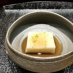 大文字屋　龍田川 - 2.蓮の下には出汁がかかったレンコン豆腐