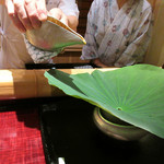 大文字屋　龍田川 - 2.蓮の葉に出汁を注ぎます